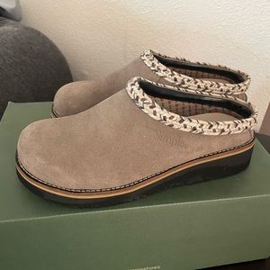 Simple Clogs in Suede